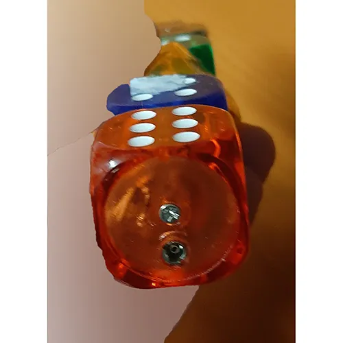 Briquet composé de cinq cubes empilés les uns sur les autres. L'un des cubes extérieurs est de couleur argentée, il dispose d'un bouton de fonctionnement (la partie du briquet qui est pressée pour activer le mécanisme d'allumage) et appuyer sur le bouton fera clignoter une flamme.