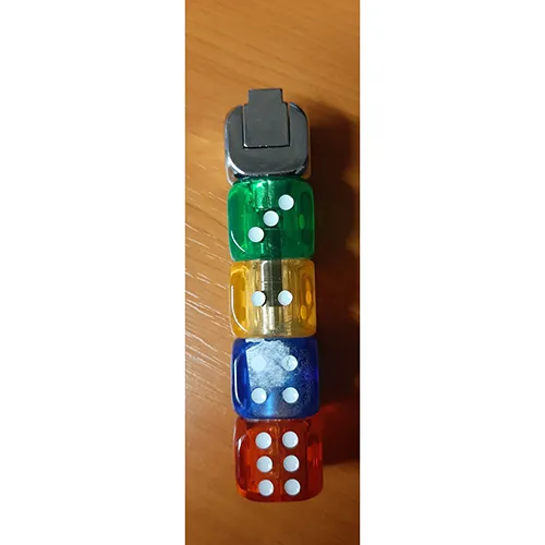 Briquet composé de cinq cubes empilés les uns sur les autres. L'un des cubes extérieurs est de couleur argentée, il dispose d'un bouton de fonctionnement (la partie du briquet qui est pressée pour activer le mécanisme d'allumage) et appuyer sur le bouton fera clignoter une flamme.