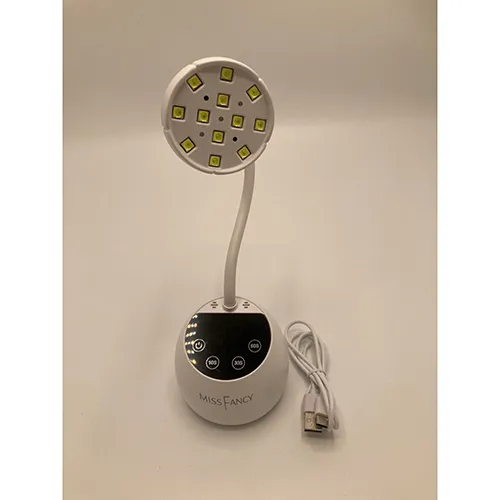 Lampe à ongles LED UV avec câble de charge. Produit vendu en ligne, notamment via missfancy.se.