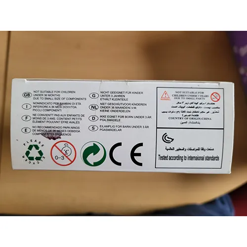 Poupée d'environ 29 cm, avec des accessoires en plastique, des boucles d'oreilles en plastique de couleur argentée sur ses oreilles, de longs cheveux blonds en queue de cheval, vêtue d'une mini robe et des chaussures en plastique rose hautes à semelles et talons hauts.