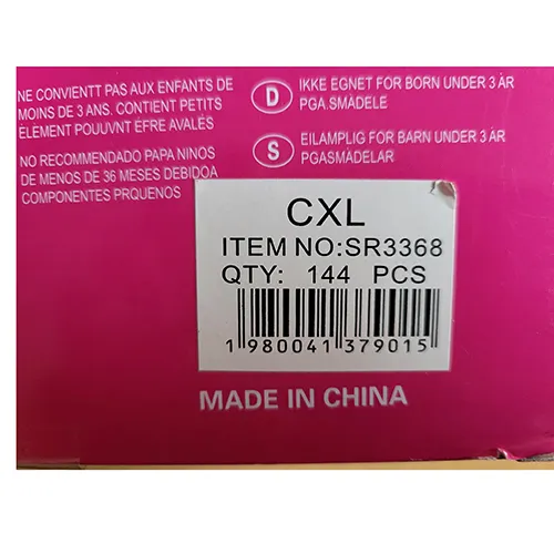 Poupée avec de longs cheveux colorés, une jupe en dentelle avec des perles en plastique, un corsage en plastique coloré, des perles en plastique sur son cou et une nageoire de poisson. Le produit comprend également un dauphin en plastique rose ou bleu, une brosse à cheveux, des coquillages, des palourdes et une étoile de mer. Taille : 39 cm.