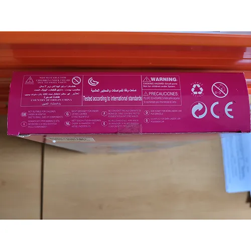 Poupée avec de longs cheveux colorés, une jupe en dentelle avec des perles en plastique, un corsage en plastique coloré, des perles en plastique sur son cou et une nageoire de poisson. Le produit comprend également un dauphin en plastique rose ou bleu, une brosse à cheveux, des coquillages, des palourdes et une étoile de mer. Taille : 39 cm.