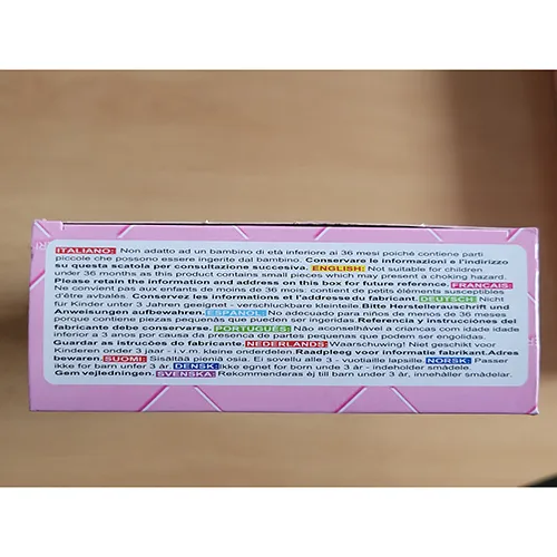 Poupée en plastique d'environ 29 cm de haut avec un sac à main en plastique violet, de longs cheveux blonds tressés portant une casquette blanche et une robe médicale blanche.