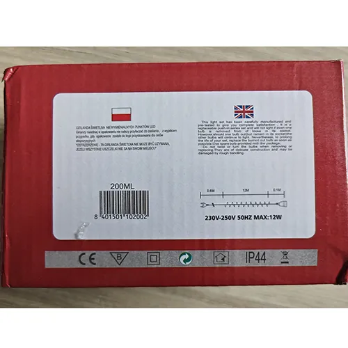 Chaîne d'éclairage avec 200 sources lumineuses LED non remplaçables et un dispositif pour changer les modes d'éclairage. Produit vendu en ligne, notamment via Allegro.