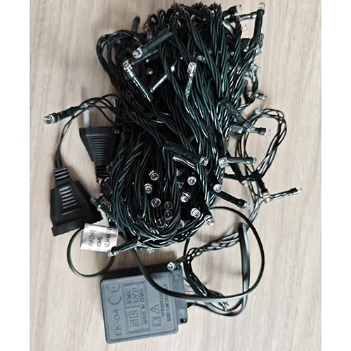 Chaîne d'éclairage avec 200 sources lumineuses LED non remplaçables et un dispositif pour changer les modes d'éclairage. Produit vendu en ligne, notamment via Allegro.