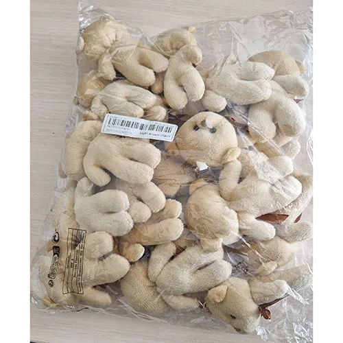 Un jouet doux d'ours en peluche. L'emballage contient 20 jouets. Produit vendu en ligne, notamment via Shein.