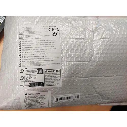 Jouet doux représentant un ours avec un ruban textile en satin vert autour de son cou. Tous les lots sont concernés. Produit vendu en ligne, notamment via Temu.