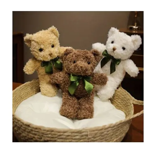 Jouet doux représentant un ours avec un ruban textile en satin vert autour de son cou. Tous les lots sont concernés. Produit vendu en ligne, notamment via Temu.