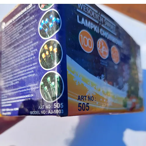 Chaîne d'éclairage décorative avec des LED ambrées et un fil isolé vert foncé, avec une unité de commande à huit programmes et une option d'extension.