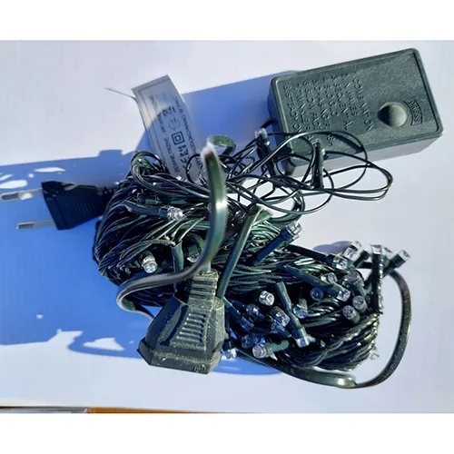 Chaîne d'éclairage décorative avec des LED ambrées et un fil isolé vert foncé, avec une unité de commande à huit programmes et une option d'extension.