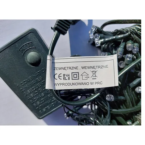 Chaîne d'éclairage décorative avec des LED ambrées et un fil isolé vert foncé, avec une unité de commande à huit programmes et une option d'extension.