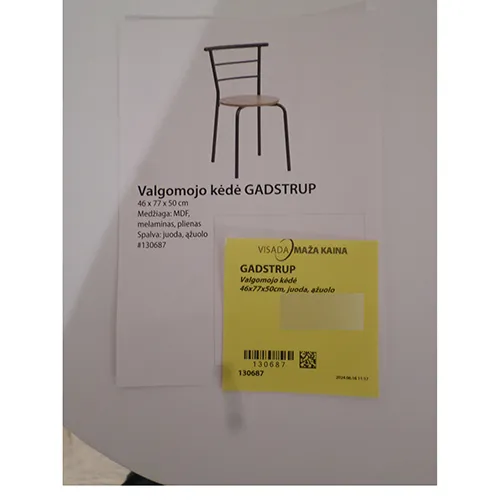 Chaise avec pieds, côtés du dossier, dossier en tubes de métal noir (22 et 28 mm de diamètre respectivement) et siège en panneau de fibre de bois de 15 mm d'épaisseur (MDF), couleur chêne. Dimensions : L46 x H77 x P50 cm.