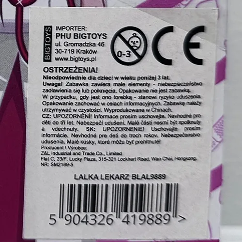 Poupée en plastique avec accessoires en plastique.