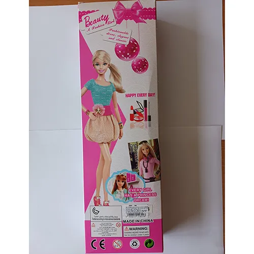 Poupée en plastique en plastique doux et dur, avec de longs cheveux blonds, portant des chaussures et une robe à points blanche et rouge.