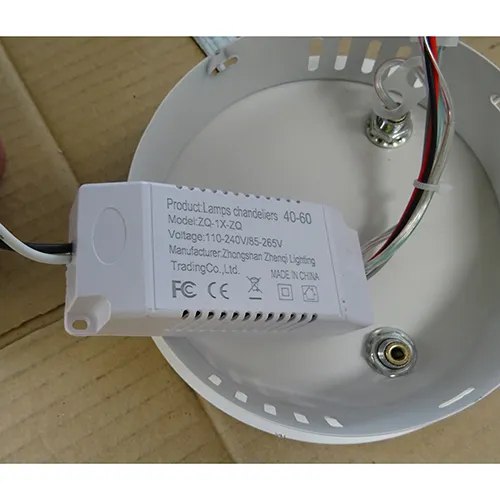 Lampe de plafond. Produit vendu en ligne, notamment via TEMU.