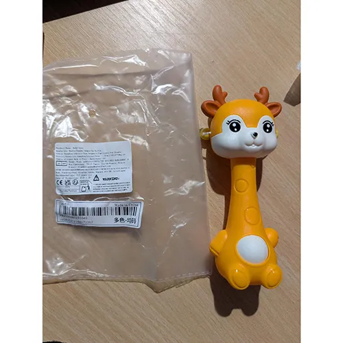 Petit hochet en forme de girafe. Produit vendu en ligne, notamment via SHEIN (identifiant unique du produit: 2405252168172267). Fabriqué le 28.01.2025. Autre identifiant: PB2504080215581
