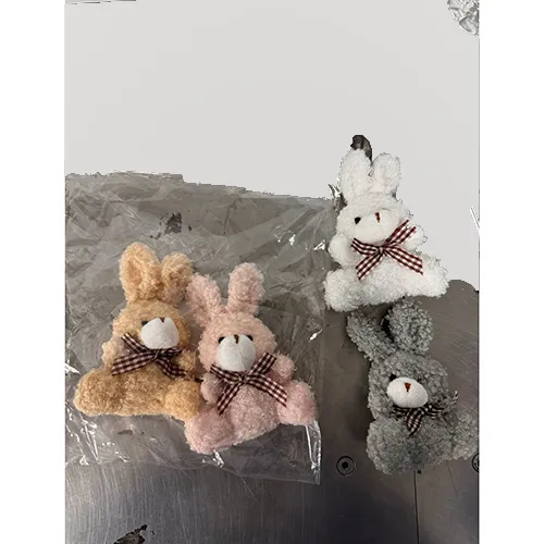 Jouet doux en forme de lapin. Produit vendu en ligne, notamment via Shein (Identifiant du produit: sl2408167021882800).