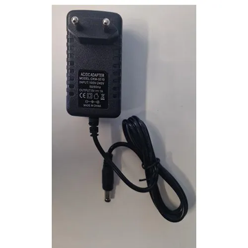 Le produit projette la lumière sous la forme de nébuleuses galactiques et aussi d'un ciel étoilé sur le mur ou le plafond d'une pièce. Le projecteur est rond et gris avec des bandes décoratives bleues. Produit vendu en ligne, notamment via MediaMarktMarketplace