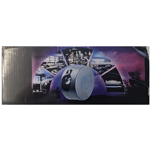 Le produit projette la lumière sous la forme de nébuleuses galactiques et aussi d'un ciel étoilé sur le mur ou le plafond d'une pièce. Le projecteur est rond et gris avec des bandes décoratives bleues. Produit vendu en ligne, notamment via MediaMarktMarketplace