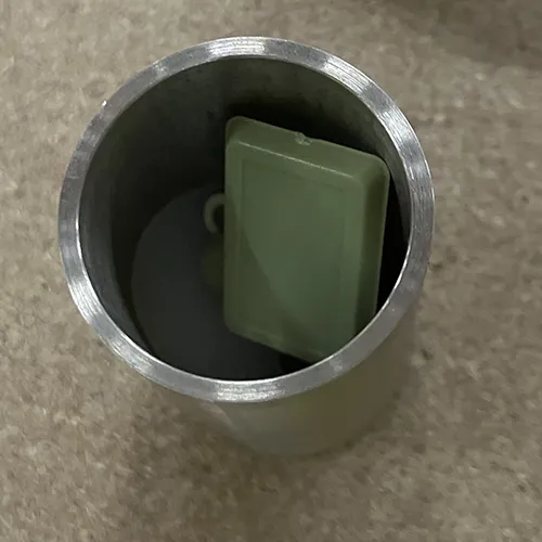 Ensemble de meubles jouets en plastique, composé d'un canapé, d'une table et d'accessoires de cuisine. Produit vendu en ligne, notamment via TEMU (identifiant produit: 601099894186959).