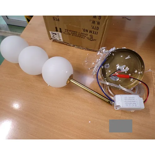 Lustre LED. Produit vendu en ligne, notamment via AliExpress.com.