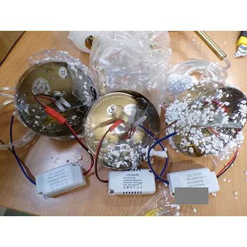 Lustre LED. Produit vendu en ligne, notamment via AliExpress.com.