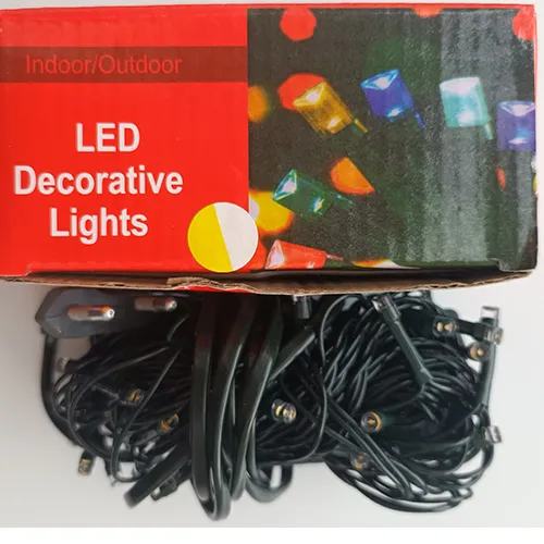 Chaîne d'éclairage avec 50 LED non remplaçables, équipée d'une unité de commande à huit programmes.
