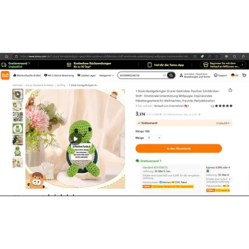 Jouet mou crocheté en forme de tortue tenant un signe. Produit vendu en ligne, notamment via TEMU (identifiant du produit: 601099805240730).