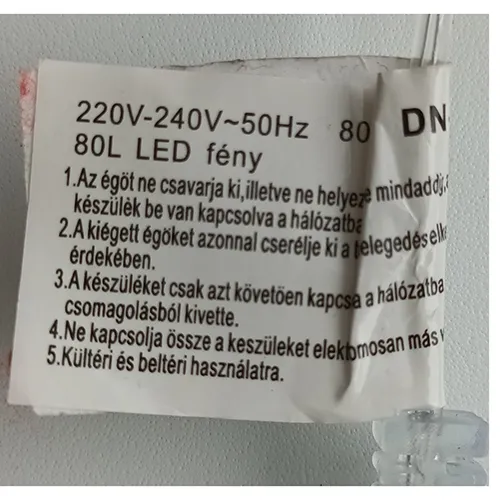 Chaîne d'éclairage de Noël avec 80 sources lumineuses LED non remplaçables équipées d'une unité électronique pour huit effets d'éclairage différents.