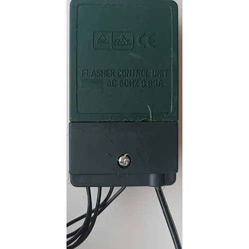 Chaîne d'éclairage composée de 80 lumières LED non remplaçables équipées d'une unité électronique pour huit programmes d'effets d'éclairage.