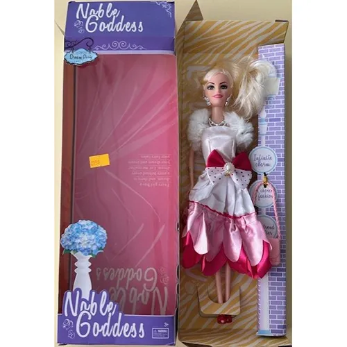 Poupée en plastique, avec des cheveux à la queue de cheval et des vêtements de différentes couleurs, d'environ 28 cm de haut.