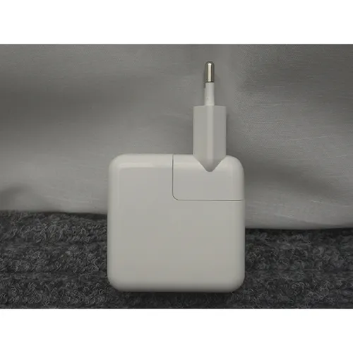 Chargeur USB-C. Produit vendu en ligne, notamment via digiaura.fi