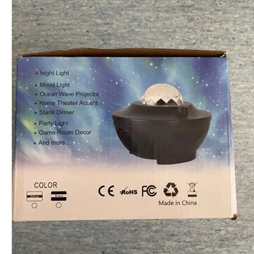 Lumière du projecteur sous la forme de nébuleuses galactiques en mouvement et d'un ciel étoilé. Les nébuleuses galactiques sont projetées via un hémisphère cristallin transparent dans la partie supérieure du projecteur. Produit vendu en ligne, notamment via Kaufland.de