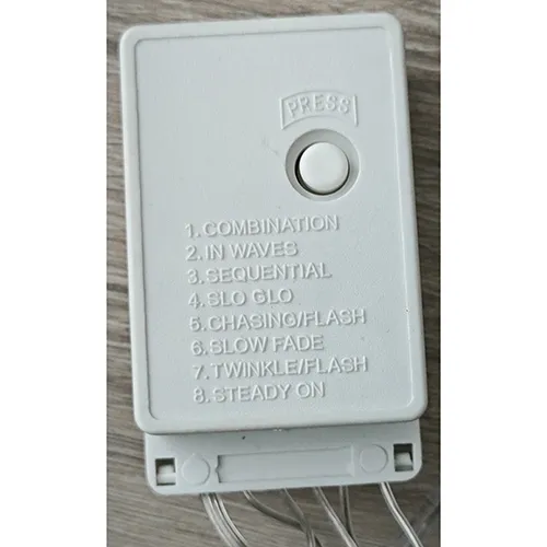 Chaîne d'éclairage contenant 280 sources lumineuses LED non remplaçables. Le produit comprend un dispositif pour changer les modes d'éclairage.