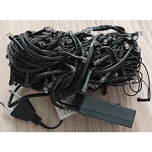 Une chaîne d'éclairage conçue pour l'interconnexion, contenant 200 sources lumineuses LED non remplaçables et un dispositif permettant de changer de mode d'éclairage.
