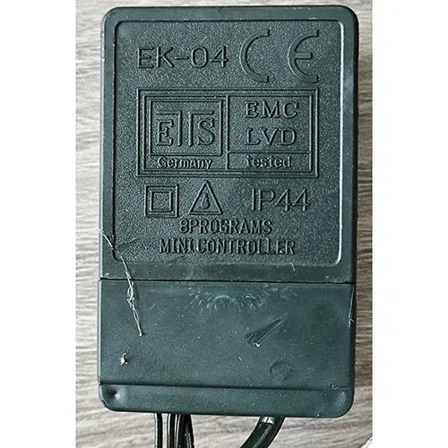 Une chaîne d'éclairage conçue pour l'interconnexion, contenant 200 sources lumineuses LED non remplaçables et un dispositif permettant de changer de mode d'éclairage.