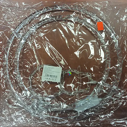 Chaîne lumineuse de Noël avec sources lumineuses non remplaçables équipées d'une unité électronique pour les effets d'éclairage.