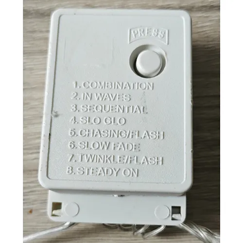 Chaîne d'éclairage composée de sources lumineuses LED non remplaçables et d'un dispositif permettant de changer de mode d'éclairage.