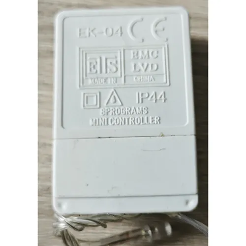 Chaîne d'éclairage composée de sources lumineuses LED non remplaçables et d'un dispositif permettant de changer de mode d'éclairage.