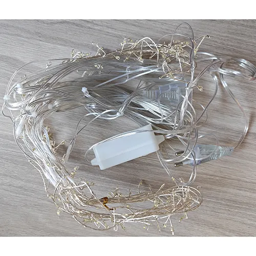 Chaîne d'éclairage conçue pour l'interconnexion, composée de sources lumineuses LED non remplaçables et d'un dispositif permettant de changer de mode d'éclairage.