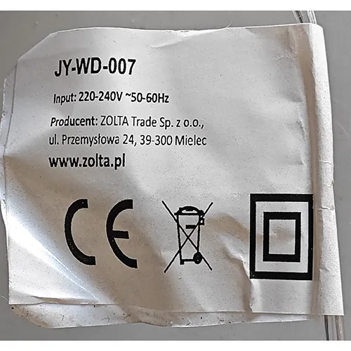 Chaîne d'éclairage conçue pour l'interconnexion, qui contient des sources lumineuses LED non remplaçables. La chaîne d'éclairage comprend un dispositif pour changer les modes d'éclairage. Produit vendu en ligne, notamment via www.kralovstvo-hraciek.sk