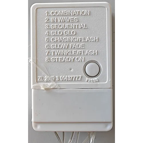 Chaîne d'éclairage conçue pour l'interconnexion, qui contient des sources lumineuses LED non remplaçables. La chaîne d'éclairage comprend un dispositif pour changer les modes d'éclairage. Produit vendu en ligne, notamment via www.kralovstvo-hraciek.sk
