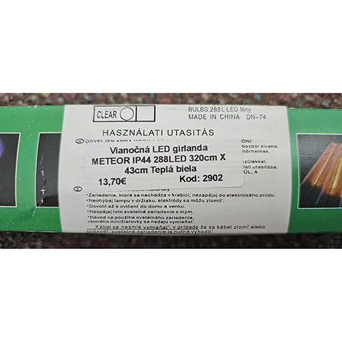 Chaîne d'éclairage conçue pour l'interconnexion avec des bouchons d'extrémité en plastique de sources lumineuses LED en forme de glaçons.