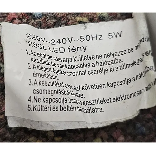 Chaîne d'éclairage conçue pour l'interconnexion avec des bouchons d'extrémité en plastique de sources lumineuses LED en forme de glaçons.