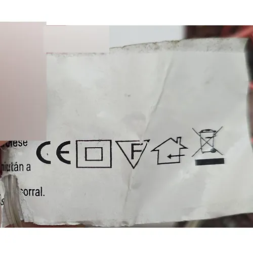 Chaîne d'éclairage conçue pour l'interconnexion avec des bouchons d'extrémité en plastique de sources lumineuses LED en forme de glaçons.