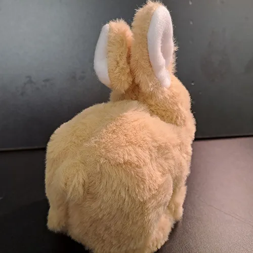 Jouet de lapin en peluche à piles. Produit vendu en ligne, notamment via Amazon.