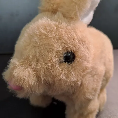 Jouet de lapin en peluche à piles. Produit vendu en ligne, notamment via Amazon.