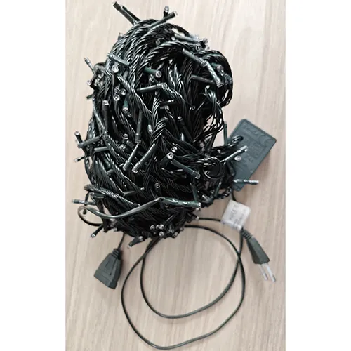 Chaîne d'éclairage conçue pour l'interconnexion, contenant 500 sources lumineuses LED non remplaçables et un dispositif de changement de mode d'éclairage. Produit vendu en ligne, notamment via ledziarovka.eu