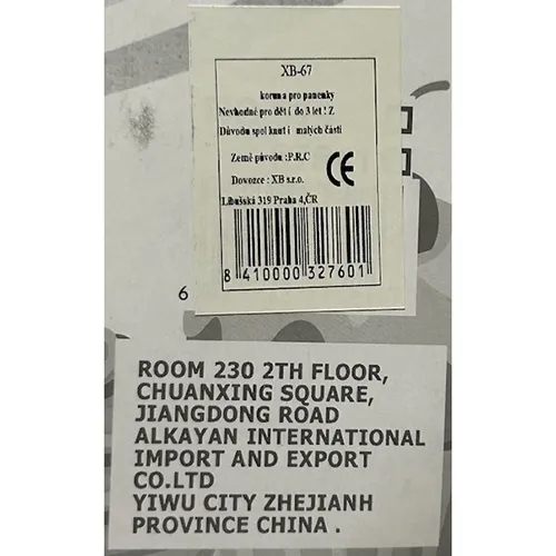 Poupée en plastique aux cheveux blonds. Taille environ 28 cm. La poupée porte une robe courte sans manches de différentes couleurs. Les accessoires comprennent des chaises roses et des accessoires pour la cuisine tels qu'une poêle, des assiettes, une cuisinière et des légumes.