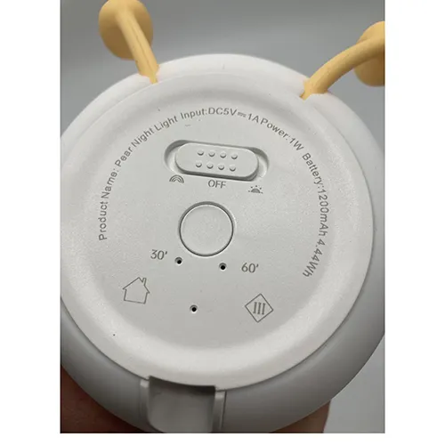 Lampe pour enfants, en forme de poire. Produit vendu en ligne, notamment via montessoritoddlers.se.